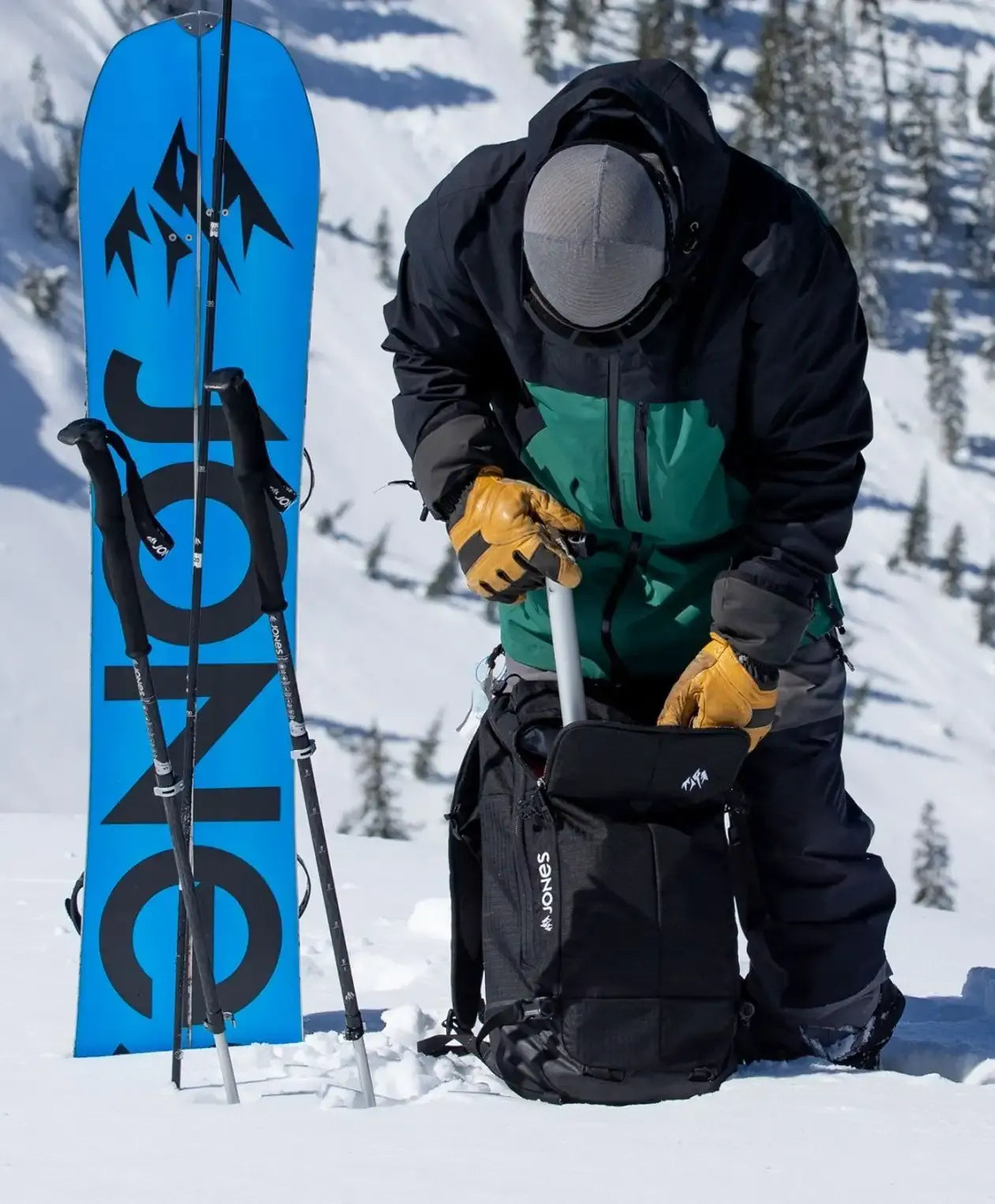 DSCNT 32L R.A.S. Backpack 2023 | Jones DSCNT 32L R.A.S. Backpack 2023 Jones Snowboards High Performance 7630463450390 J.23.BAN.DSR.BK.32L.1
