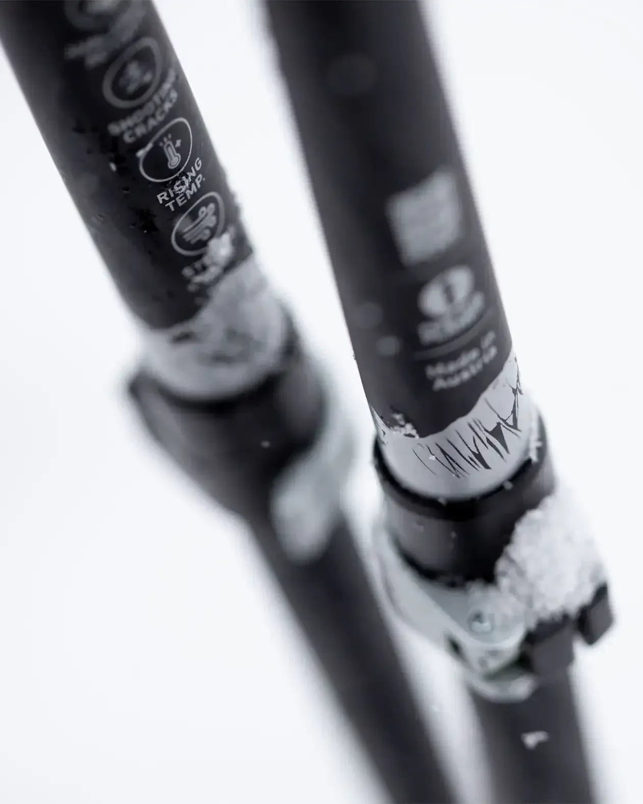 Talon Pro Splitboard Poles | Jones Talon Pro Splitboard Poles Jones Snowboards High Performance 7630463492413 J.25.PLN.TAP.BK.135.1